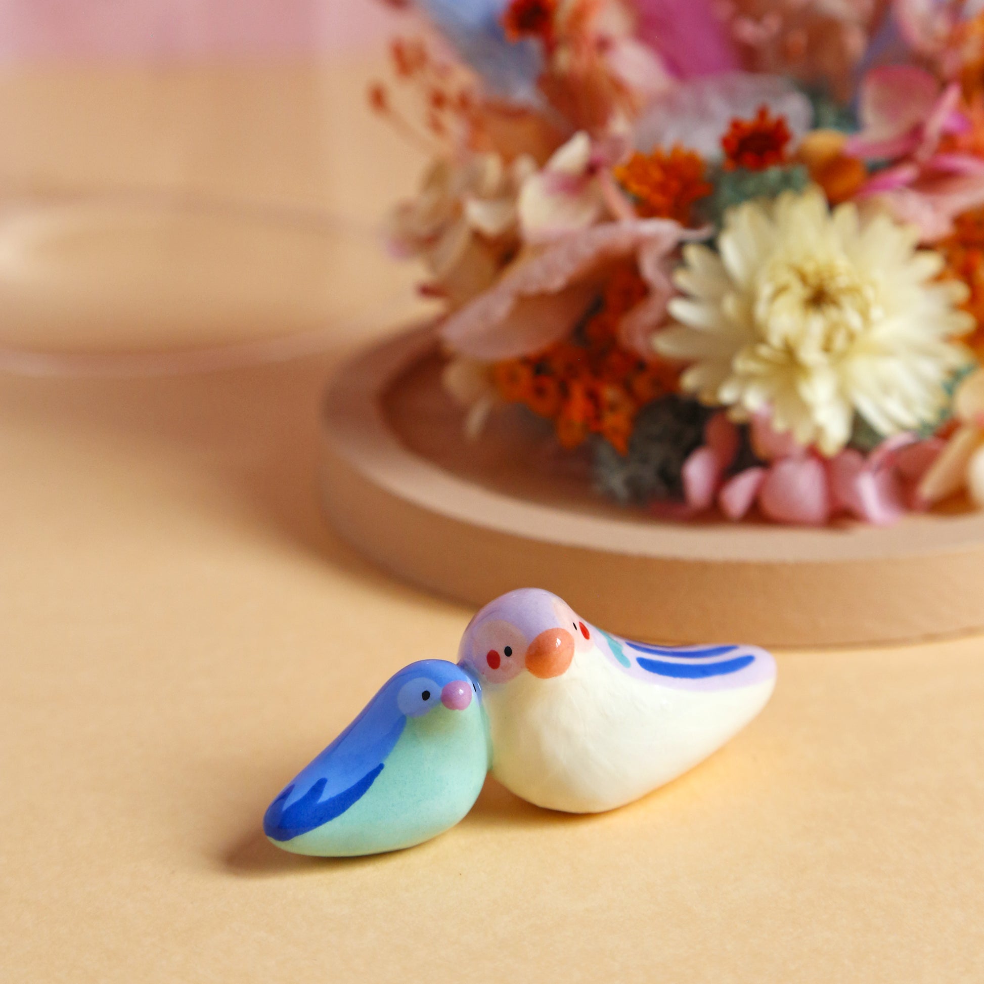 Les oiseaux câlins et le ciel rose